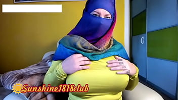 Gadis Arab Muslim Berhijab Dari Timur Tengah Dengan Payudara Besar Di Rekaman Kamera 2 November