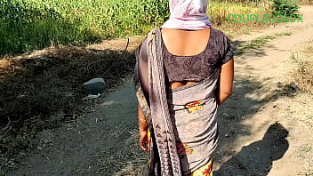 मैदान में जाती हुई औरत की चुदाई का मजा लिया
