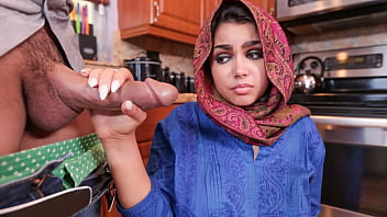 Lelaki Mesum Bantu Gadis Berhijab Merasa Nyaman – Nafsu Menggila