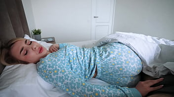 Ibuku Tiri Jalang Membangunkanku Dengan Cara Paling Panas Yang Dia Kuasai!