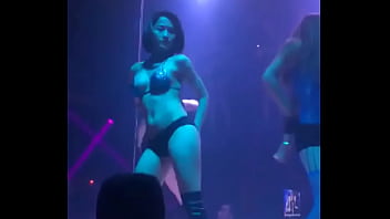 Dj Vietnam Yang Menggoda Dan Menggairahkan Di Kafe Malam