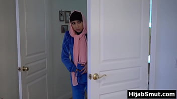 Gadis Muslimah Nakal Dihajar Habis-habisan Oleh Pemimpin Masjid