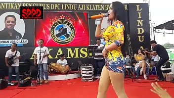 Sintya Riske Menggoda Dengan Gerakan Liar Di Atas Panggung, Bikin Penonton Terangsang!