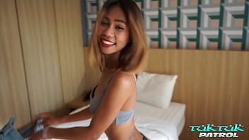Patroli Tuktuk Bangkok, Gadis Thailand Langsing Dihujani Penis Ganas Sampai Penuh