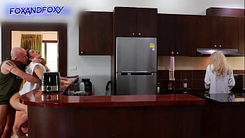 Hampir Ketahuan Ngentot Dubur Dan Crot Di Dalam, Bokong Dientot Di Dapur Dekat Ibu Mertua Lagi Masak Sarapan