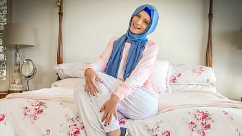 Kekasihnya Memberi Kesempatan Pada Pacar Berhijab Untuk Menciptakan Petualangan Panas – Gairah Hijab Yang Menggoda