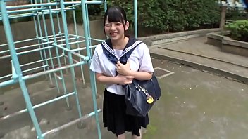 Gadis Jepang Muda Imut Berbaju Seragam Dihardik Di Kamar Hotel