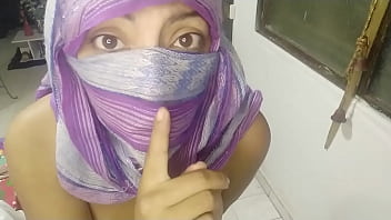 Milf Arab Seksi Bergairah Pakai Hijab Niqab Muslim Mengocok Memek Basah Sampai Muncrat Di Webcam Live
