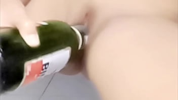 Ngentot Botol Sampai Muncrat Deras Di Luar