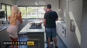 Istri Sejati – (courtney Taylor, Keiran Lee) – Courtney Memberikan Bantuan Tangan Yang Menggairahkan – Brazzers