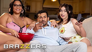 Ashlyn Peaks Dan Chloe Surreal Mengajak Cinta Mereka Nonton Film, Tapi Malah Berubah Jadi Malam Panas Bertiga Yang Menggoda