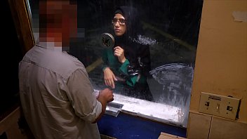 Arab Hotwife Menggoda Di Motel Gelap – Nafsu Membara Demi Uang