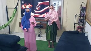 Setelah Pijat Tantra, Ibu Menawarkan Anak Perawan Desi