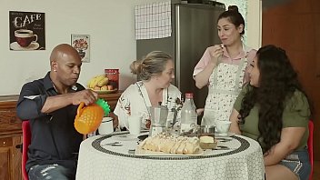 Rumah Mesum – Suami Dikibulin, Ibu Gatal, Dan Pembantu Ngentot Semua Orang | Emme White, Alessandra Maia, Agatha Ludovino, Capoeira.