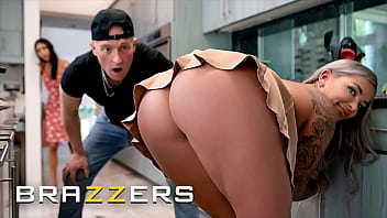 Brazzers – Hayley Davies, Si Koki Nakal, Menggoda Dan Menghancurkan Malam Anniversary Suami Teman Baiknya Dengan Aksi Mesum Yang Menggairahkan