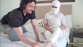 Gadis Muslimah Berpayudara Besar Yang Patuh Dihardiki Ganas Oleh Cowok Desi