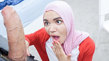 Adik Tiri Berhijab Yang Gatel Dan Siap Melayani Apapun Demi Investasi Dari Kakak Tirinya Yang Ganteng