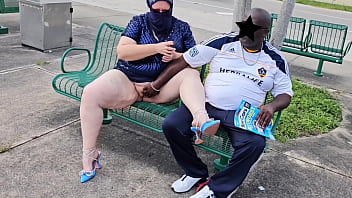 Jilbab Muslim Milf Biarkan Orang Asang Di Halte Bus Muncrat Dua Kali Di Bibir Tebal Memeknya (terbuka Di Luar Ruangan) Bbw Ssbbw