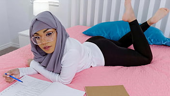 Sang Kakak Tiri Bantu Adik Hijabnya Memikat Semua Pria Di Sekolah Dengan Gairah Yang Menggoda