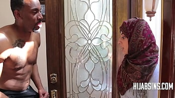 Pelacur Arab Berhijab Ngentot Dengan Pria Hitam Di Lingkungannya
