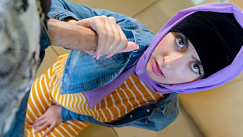 Gadis Timur Tengah Bergairah Siap Dibimbing Coach Hingga Klimaks – Hijablust Menggoda