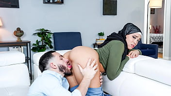 Sang Kakak Tiri Ganteng Mengajari Adik Hijabnya Cara Memegang Kontol Dengan Gaya Mesra – Nafsunya Meledak