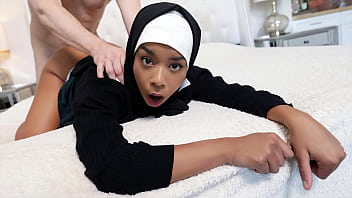 Putri Tiri Berhijab Ingin Merasakan Kontol Besar Menggila Di Dalamnya – Hijablust