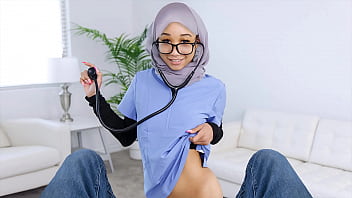 Perawat Berhijab Rela Diborgol Pasiennya Demi Uji Performa Seks Pria Itu Hingga Puas! – Hijablust