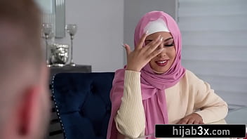 Gadis Muslim Mungil Bergairah Dengan Hijab Tetap Terpasang, Bikin Bergoyang Liar