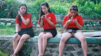 Mengintip Celana Dalam Si Jalang Yang Asyik Memancing Bareng Teman-temannya