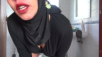 Wanita Dewasa Biseksual Turki Mengencing Dari Memek Berbulu Lebatnya Yang Basah