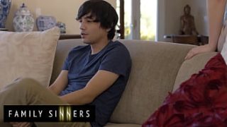 Ibu Tiri Nafsu – Bunny Madison Menggoda Ricky Spanish Yang Patah Hati Dengan Rayuan Mesumnya