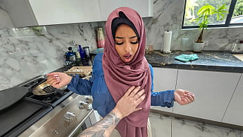 Istri Berhijab Seksi Ingin Selamatkan Pernikahan Dengan Belajar Ngentot Mulut Dan Bicara Kotor – Nafsu Hijab Menggoda