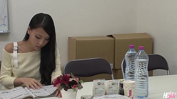 Gadis Jepang Ren Azumi Memuaskan Dua Kontol Besar Dengan Nafsu Liar