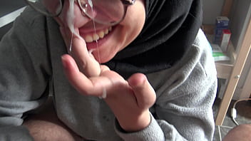 Gadis Muslimah Tergoda Melihat Kontol Besar Guru Prancisnya Yang Menggoda