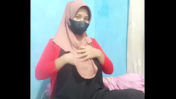 Gadis Berhijab Panas Memuaskan Nafsu Dengan Dildo Hingga Mencapai Klimaks Yang Memabukkan