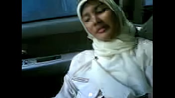 Jilbab Seksi Menggelegar Di Dalam Mobil Panas