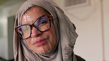 Gadis Berhijab Cosplay Dihardcore Oleh Milf Amerika Sampai Muncrat