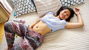 Pencarian Klimaks – May Thai, Gadis Asia Cantik, Mengejar Orgasme Liar Dengan Vibrator