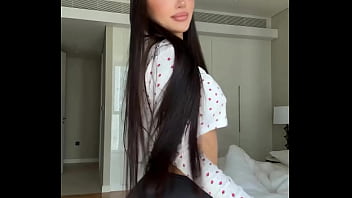 Gadis Arab Seksi Menggoyang Tubuhnya Dengan Penuh Gairah