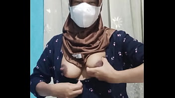 Gadis Berhijab Manis Merangsang Diri Sendiri Saat Rumah Dalam Keadaan Sunyi