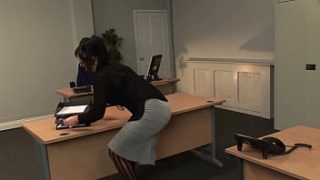 Kerry Louise Membungkuk Di Atas Meja Bos Dan Menerima Dari Belakang Dengan Liar