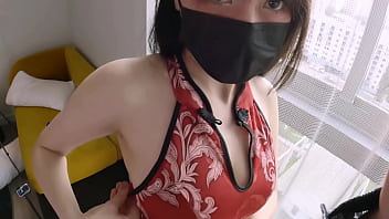 Kekasih Asia Bertetek Besar Memakai Cheongsam Tiongkok Dipeluk Sampai Memancur