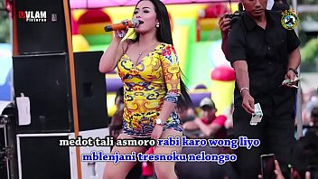 Tarian Erotis Indonesia – Dua Penyanyi Cantik Menggila Di Atas Panggung Dikelilingi Banyak Pria
