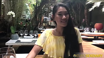 Cewek Tiongkok Kurus Dan Seksi Ngentot Bule Yang Baru Dikenalnya Di Lobi Hotel