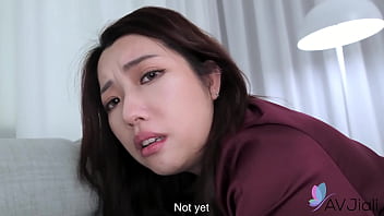Istri Tionghoa Cici Yang Seksi Dengan Payudara Besar Memainkan Penis Keras.